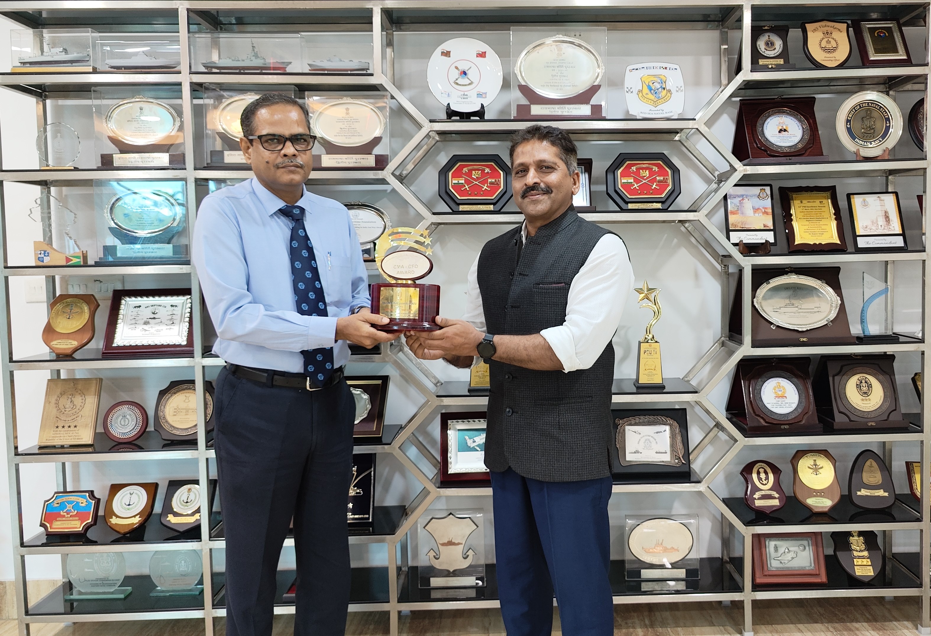 CMD, GRSE, Cmde PR Hari IN (Retd.) presenting the award to Shri RK Dash Director(Finance)